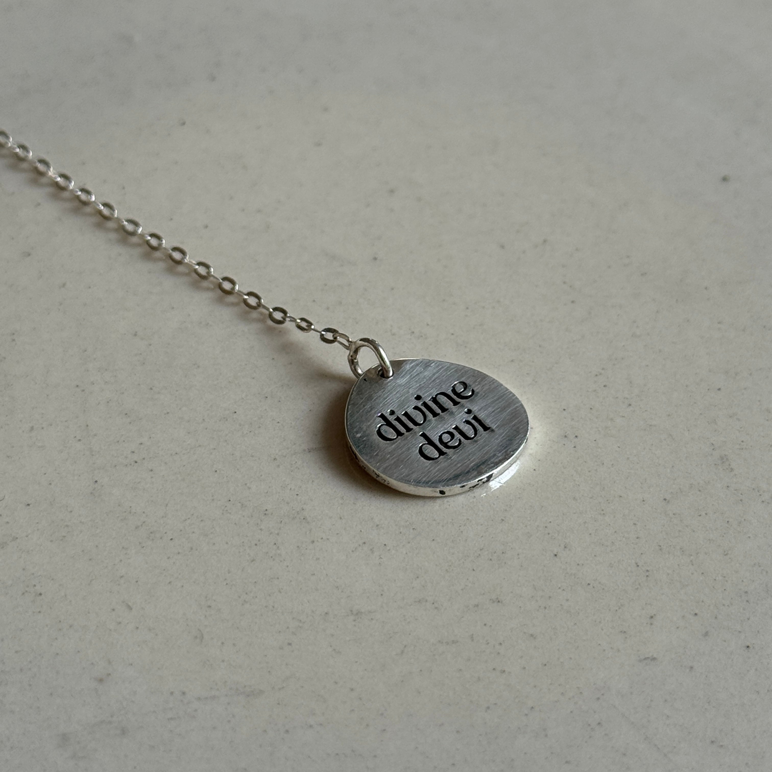 divine devi maangtika